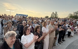 Wyjątkowy koncert z okazji Dnia Matki. Amfiteatr nad Pilicą utonął w brawach i śpiewie! (9).jpeg