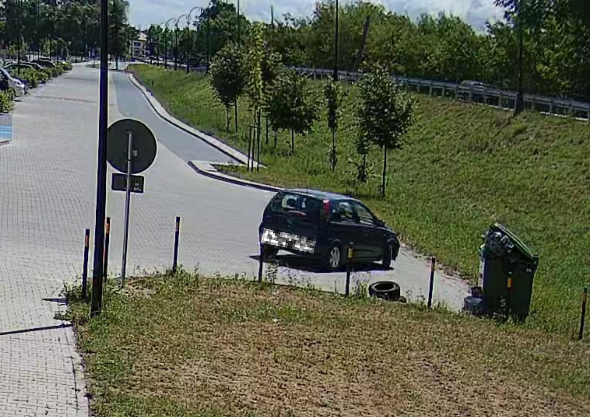 Podrzucał  śmieci, nagrały to kamery monitoringu miejskiego!  